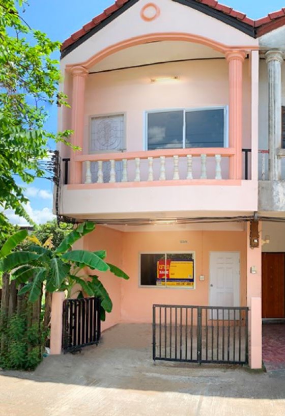 Townhouse Phichit
In a quiet area of the city, this 2-storey townhouse is available for sale. The property measures 96 square wah and has a total living area of 140 square meters.
The ground floor features a spacious living room, a kitchen, and a dining area. There is also a guest room and a bathroom on this floor.
The first floor has three bedrooms, each with its own bathroom. The master bedroom has a large walk-in closet and an en-suite bathroom.
The property is surrounded by a garden and has a private parking area.
The townhouse is located in a