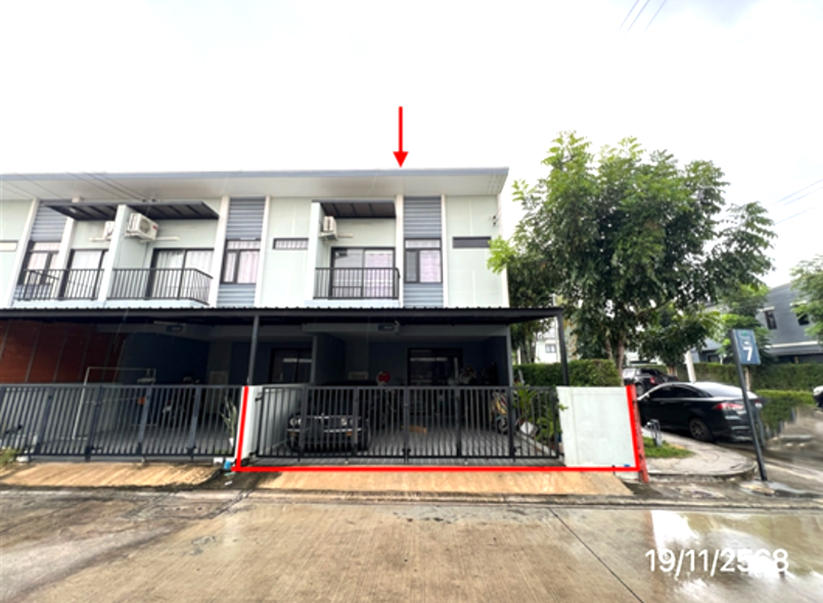 ทาวน์เฮ้าส์ โกลเด้น วัลเล่ย์ ศรีราชา ชลบุรี (Townhouse Golden Valley Sriracha Chonburi)