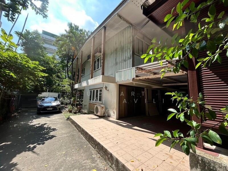 Land for sale 109 sq.w. with house, Ekkamai area, Bangkok