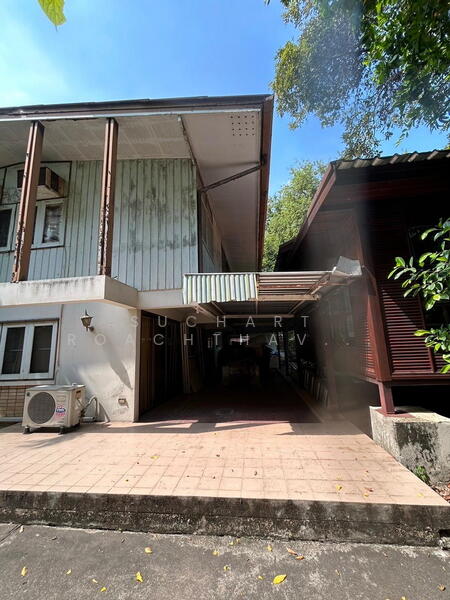Land for sale 109 sq.w. with house, Ekkamai area, Bangkok