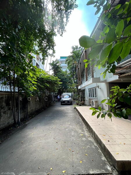 Land for sale 109 sq.w. with house, Ekkamai area, Bangkok