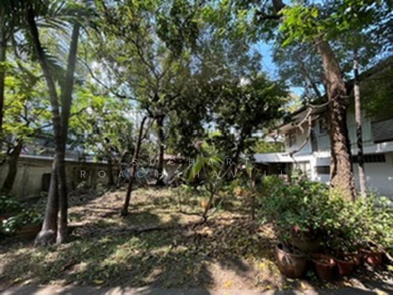 Land for sale 109 sq.w. with house, Ekkamai area, Bangkok