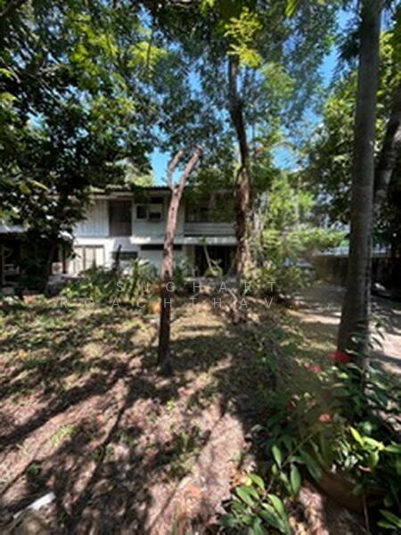 Land for sale 109 sq.w. with house, Ekkamai area, Bangkok