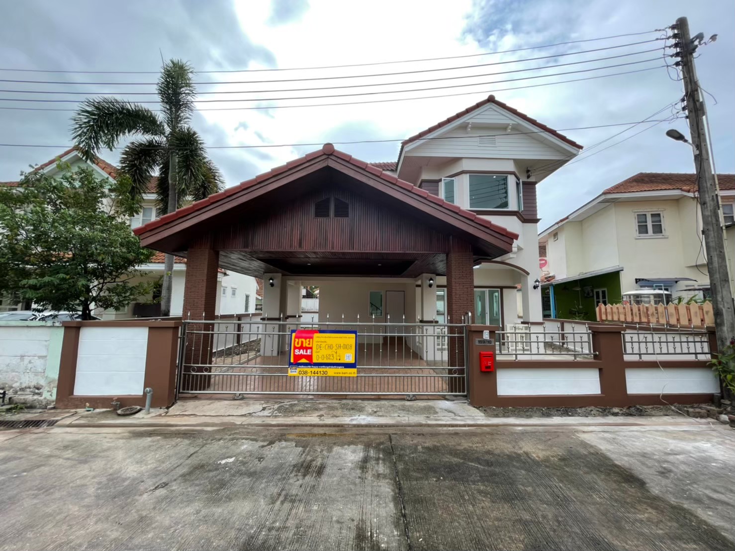 บ้านเดี่ยว โครงการเปรมวรา ชลบุรี : ปรับปรุงใหม่ มีพื้นที่ใช้สอย 120 ตารางเมตร อยู่ในโครงการที่มีส่วนกลางด้วยสระว่ายน้ำ และพื้นที่จอดรถ