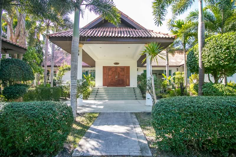 A large house in a garden near Laem Mae Phim Beach., Rayong
