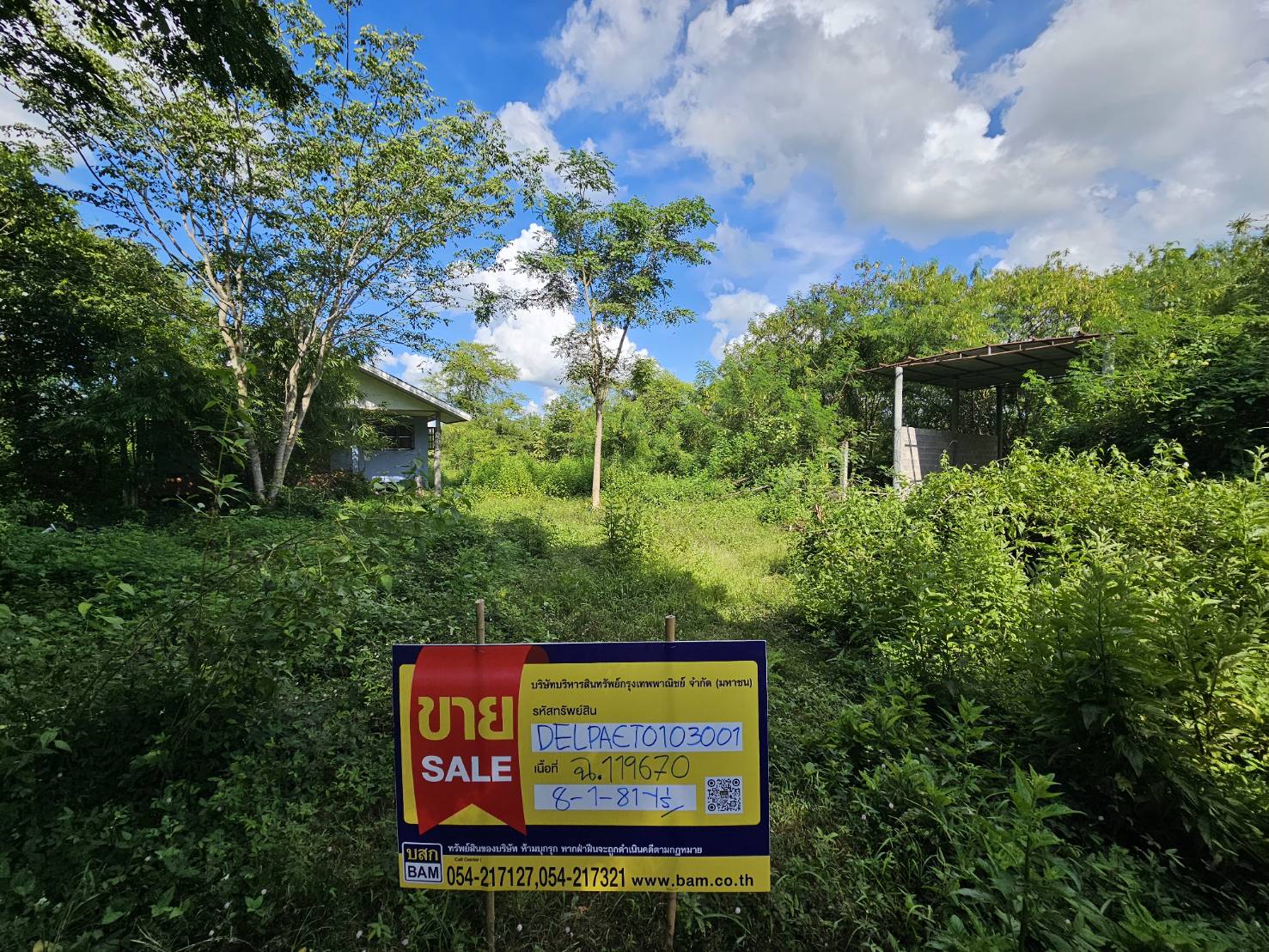 ที่ดินพร้อมบ้านพักอาศัยสำหรับขายในอำเภอเมืองลำปาง มีเนื้อที่ 1 ไร่ 49 ตารางวา บ้านพักอาศัย 2 ชั้น มี 3 ห้องนอน 2 ห้องน้ำ 1 ห้องครัว 1 ห้องรับแขก มีพื้นที่จอดรถ 2 คัน มีระบบไฟฟ้าและน้ำประปา พร้อมใช้งาน