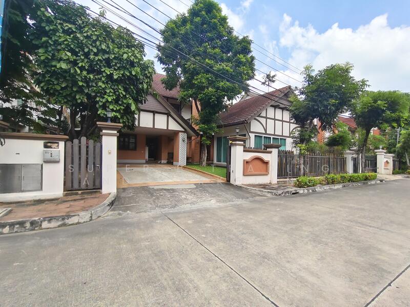 Laddarom Ekkamai-Ramintra, Bangkok