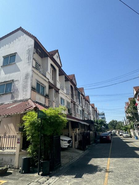 Prinyaluck Jhamjun, Bangkok