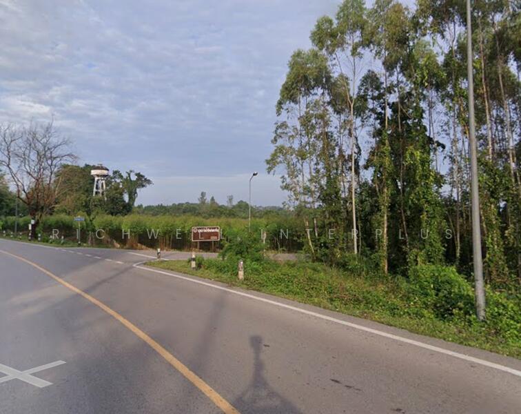 Land for sale in Lat Takhian, 17 rai, on 2-sided asphalt road, near Highway 304 - 11 km., Prachin Buri