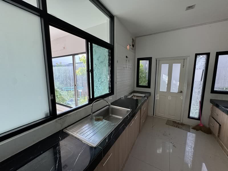 Laddarom Wongwaen-Ramintra, Bangkok