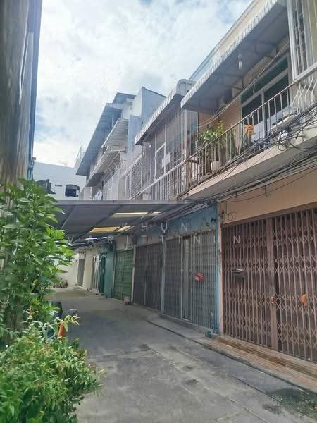 Sell 3-Story Townhouse 300m from BTS Krung Thon Buri Great Investment Opportunity in Charoen Nakhon, bangkok