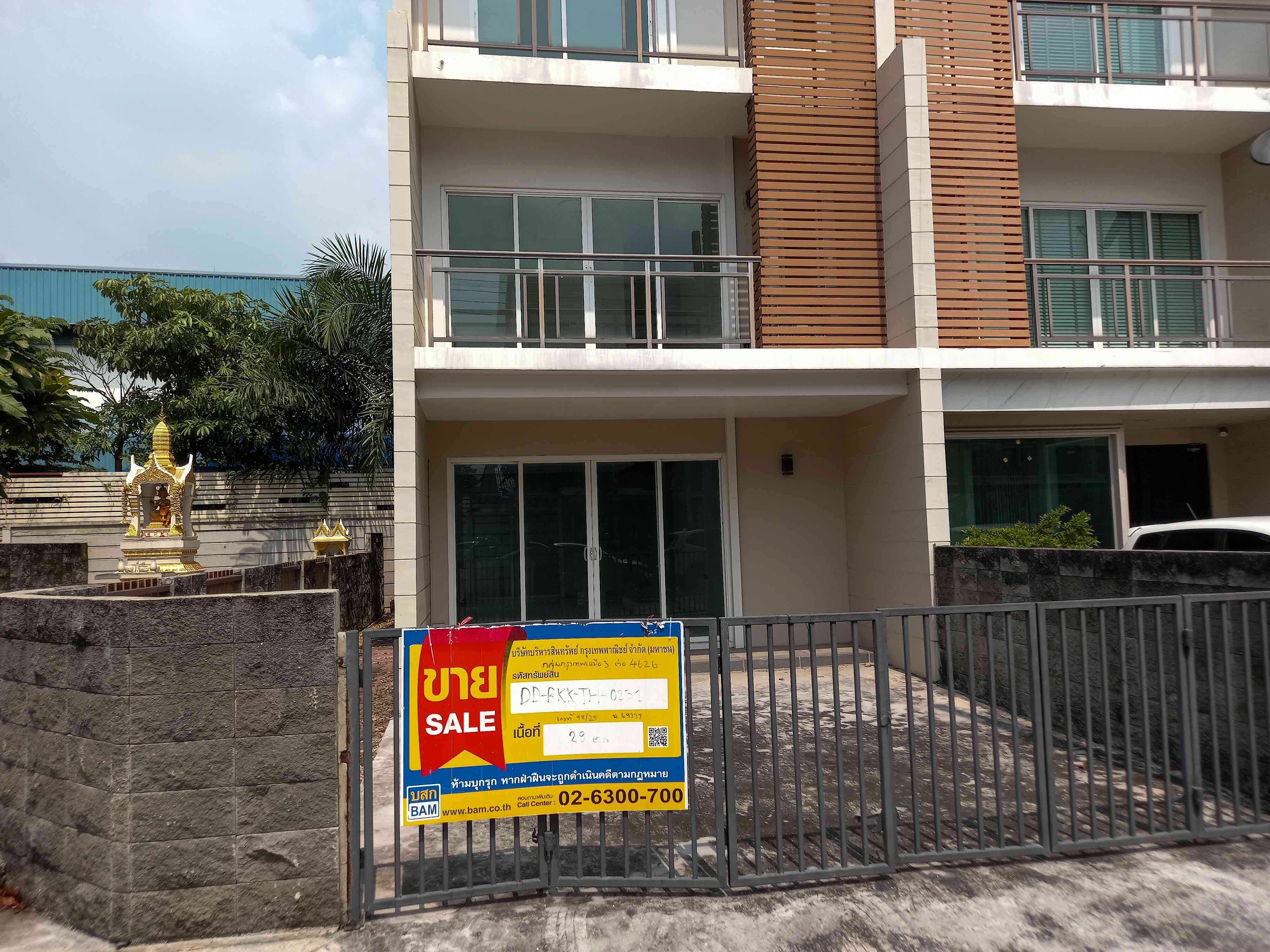 Luxury Townhouse Project Along Expressway - Ram Intra