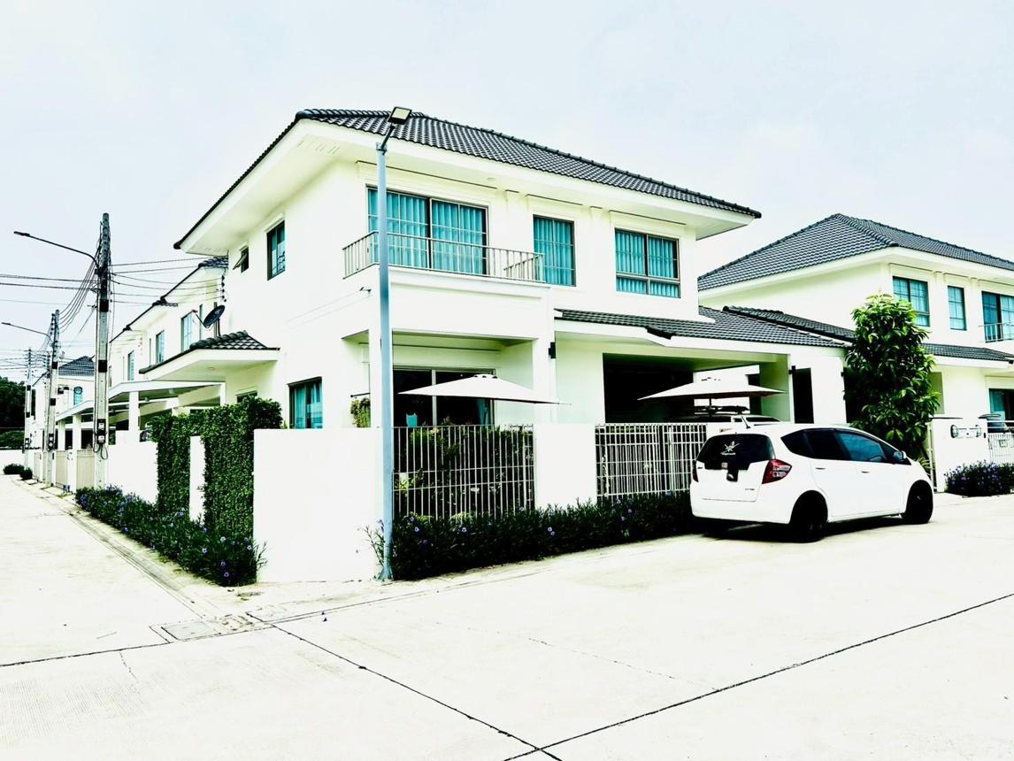 Single-Family Home in Srinakarin Midtown, Si Racha, Chonburi