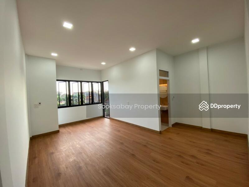 A 3 story Commercial building with 4 bedroom, 5 bathroom, Phitsanulok