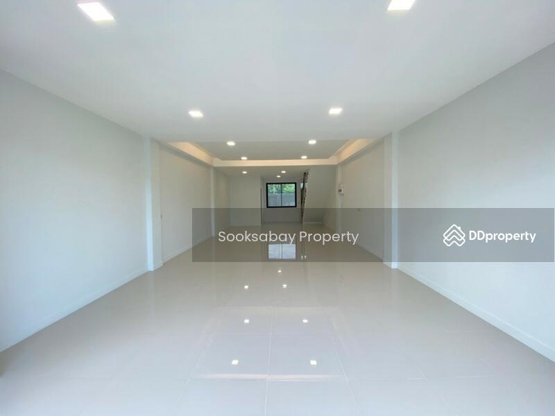 A 3 story Commercial building with 4 bedroom, 5 bathroom, Phitsanulok