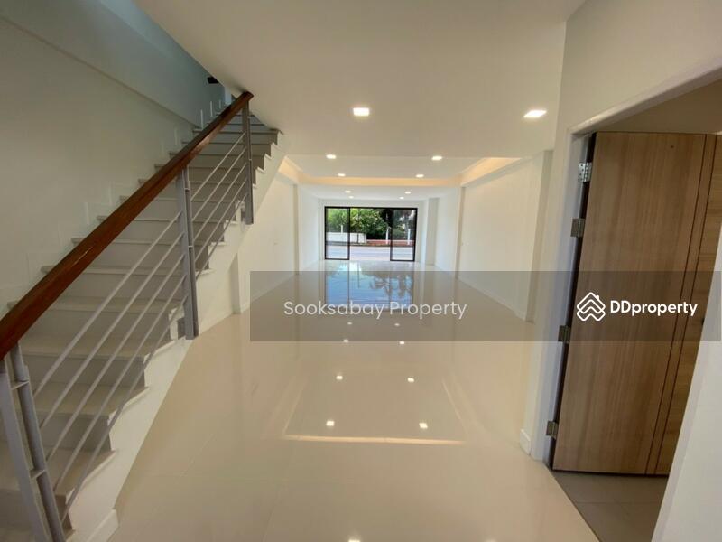 A 3 story Commercial building with 4 bedroom, 5 bathroom, Phitsanulok