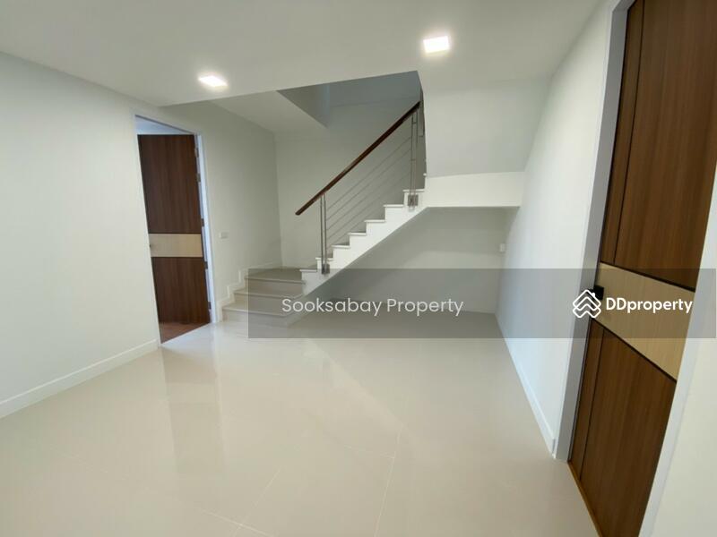 A 3 story Commercial building with 4 bedroom, 5 bathroom, Phitsanulok