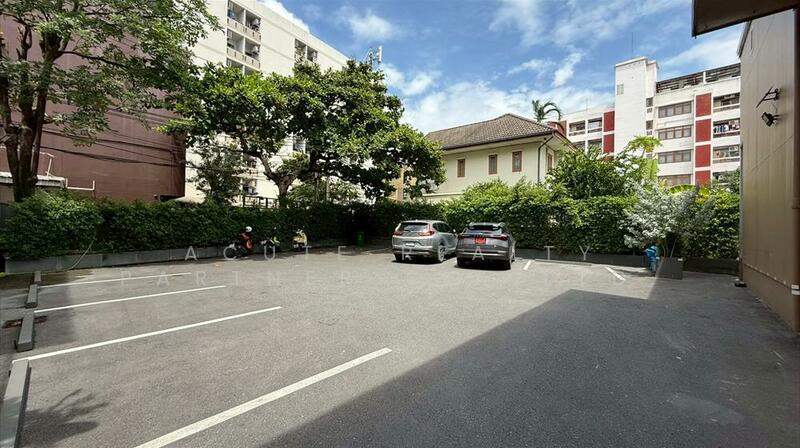 Land for sale on a main road in Lat Phrao area, near Chok Chai 4 BTS station., Bangkok