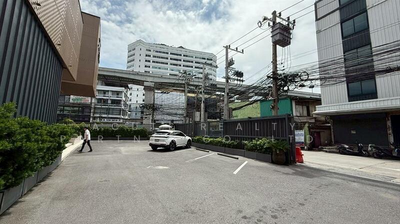 Land for sale on a main road in Lat Phrao area, near Chok Chai 4 BTS station., Bangkok