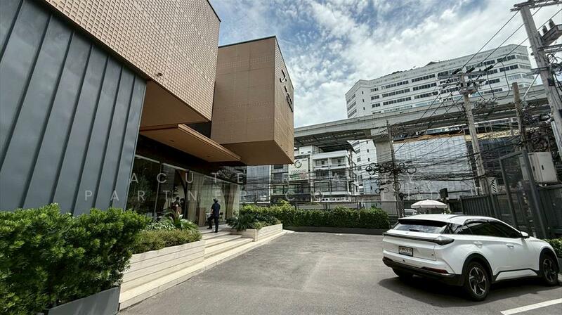 Land for sale on a main road in Lat Phrao area, near Chok Chai 4 BTS station., Bangkok