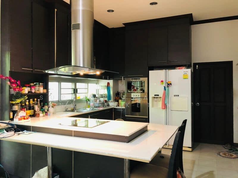 For sale, large single house, 200 sq.w., along Khlong Thawi Watthana, Bangkok