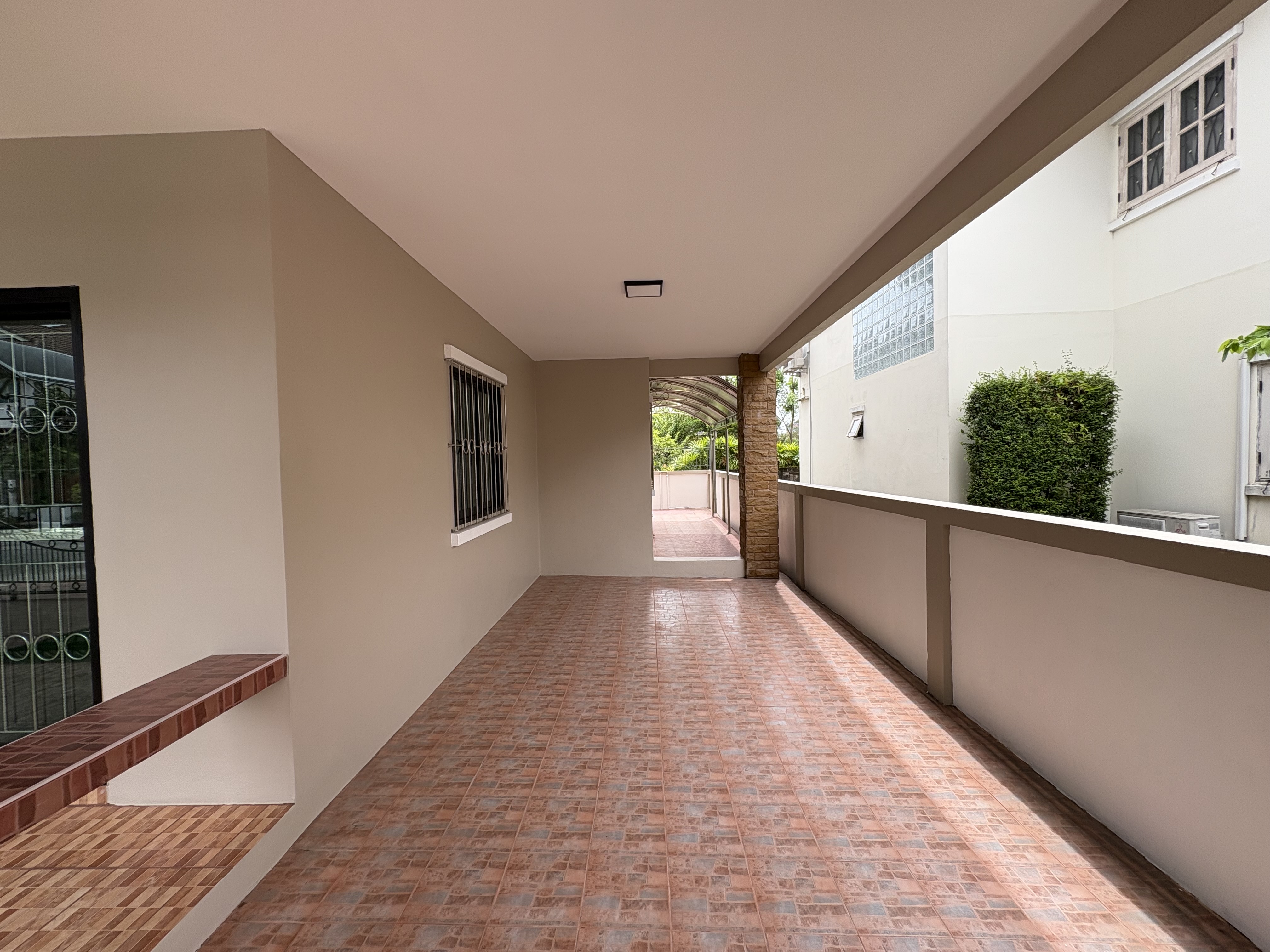 บ้านเดี่ยว 2 ชั้น โครงการบ้านศรีนครินทร์ ศรีราชา : ปรับปรุงใหม่