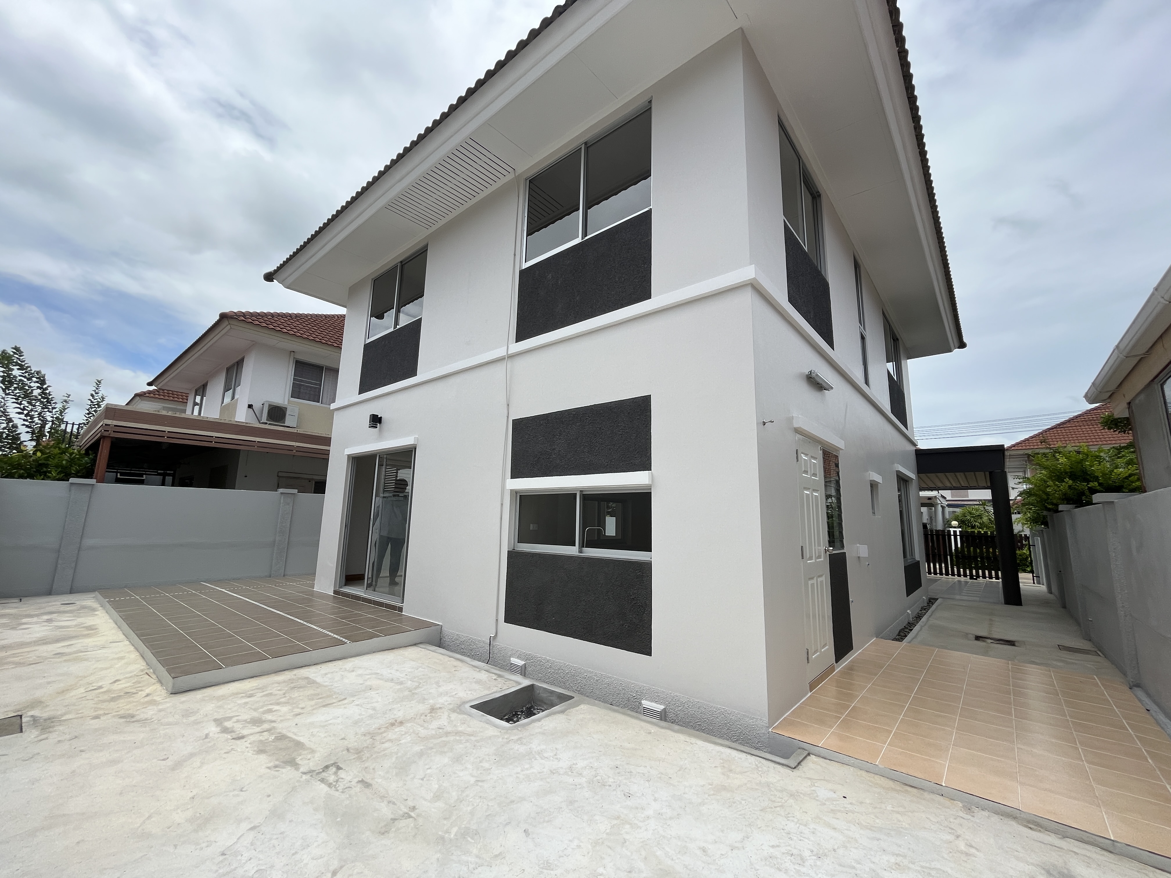 บ้านเดี่ยว 2 ชั้น กลางสวนโรงโป๊ะ ชลบุรี : ปรับปรุงใหม่