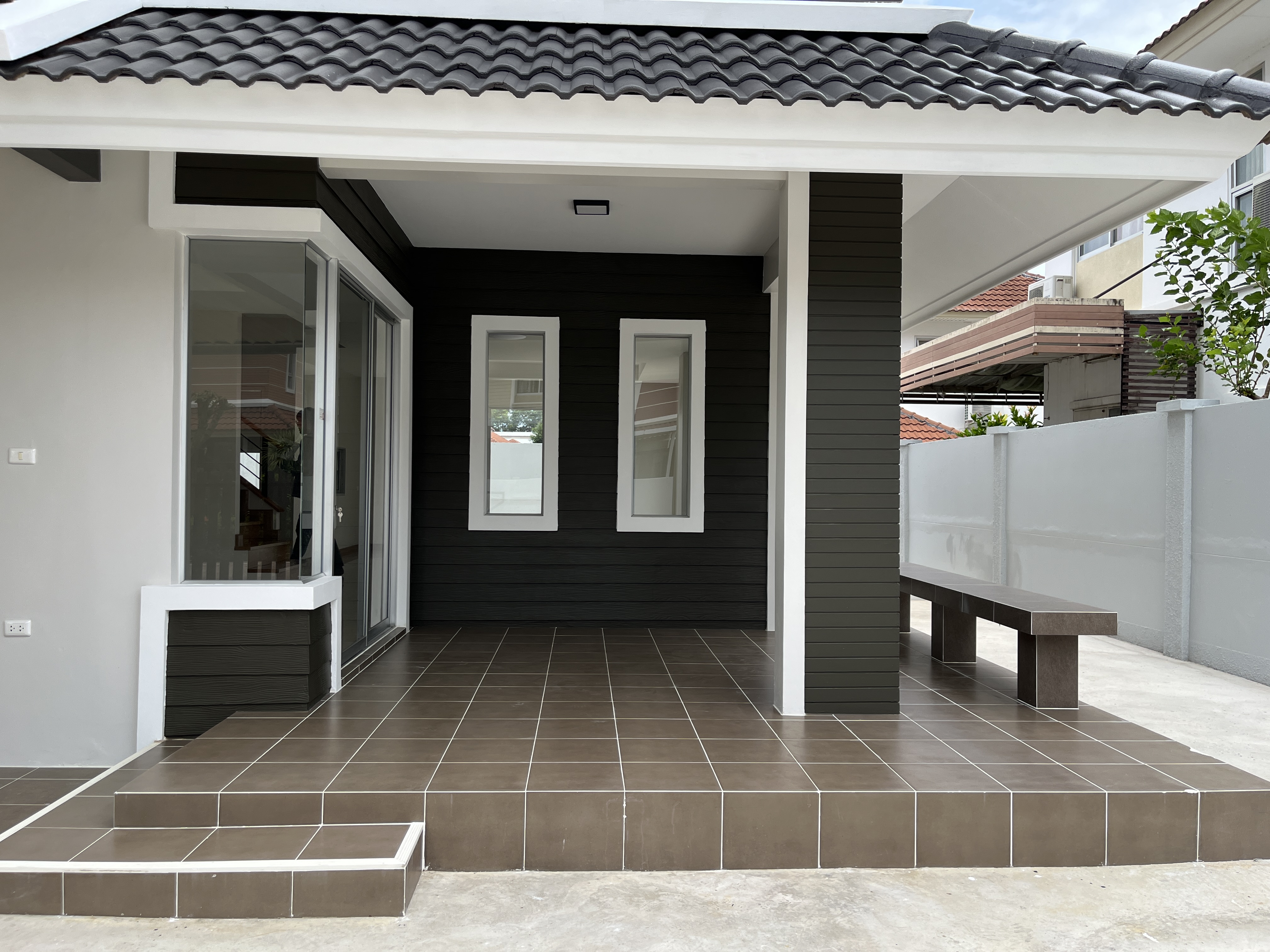บ้านเดี่ยว 2 ชั้น กลางสวนโรงโป๊ะ ชลบุรี : ปรับปรุงใหม่