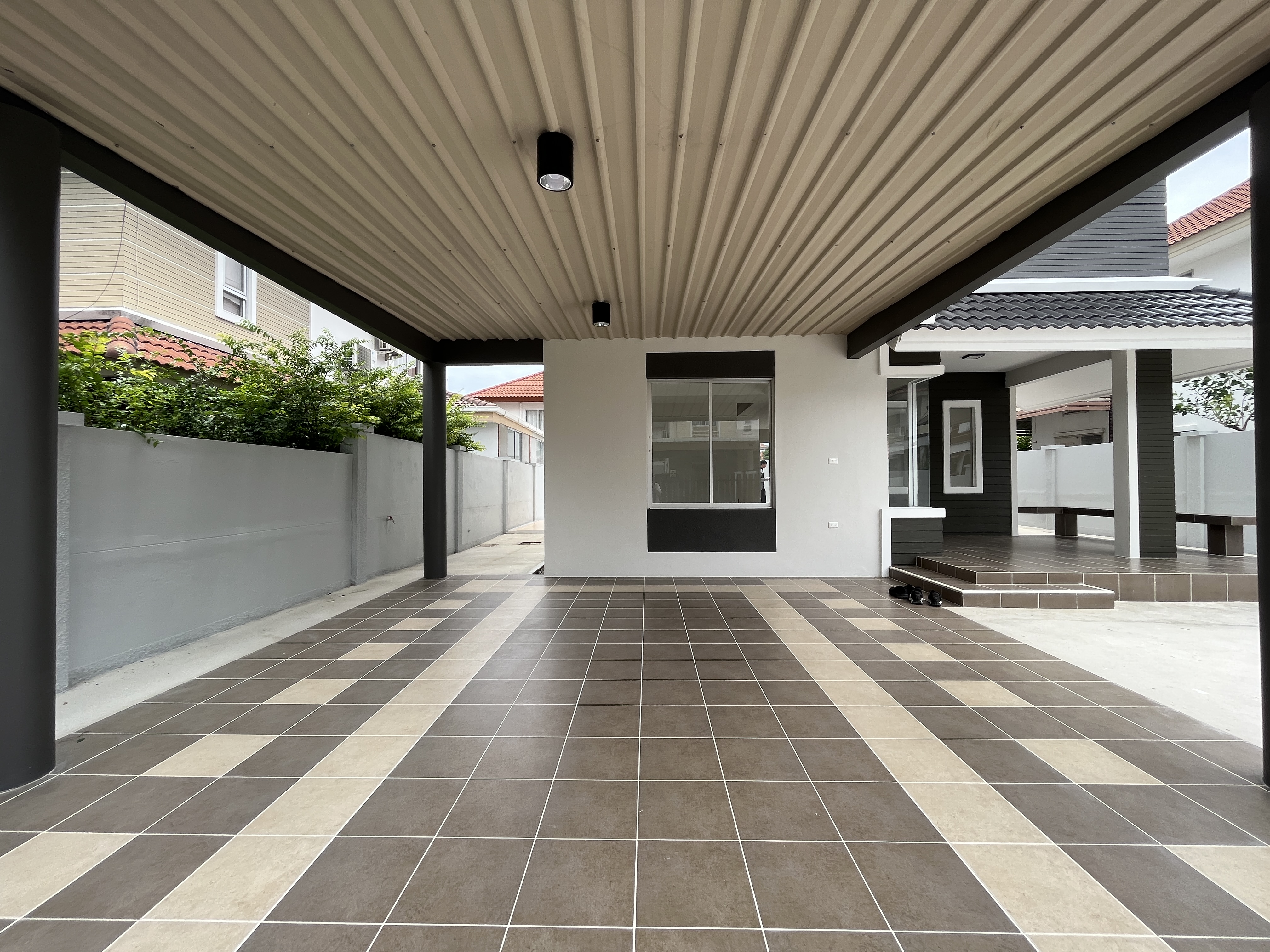 บ้านเดี่ยว 2 ชั้น กลางสวนโรงโป๊ะ ชลบุรี : ปรับปรุงใหม่