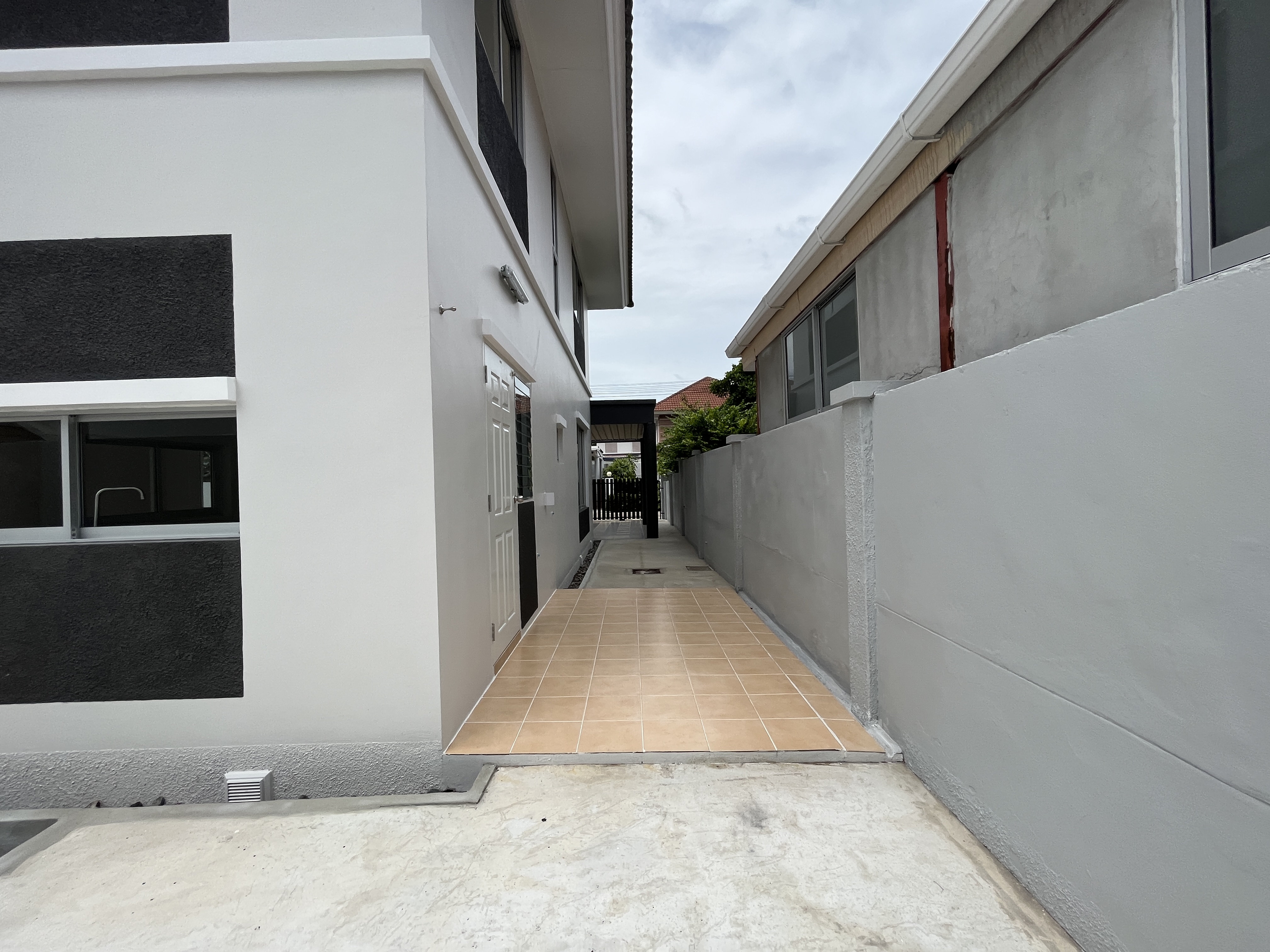 บ้านเดี่ยว 2 ชั้น กลางสวนโรงโป๊ะ ชลบุรี : ปรับปรุงใหม่