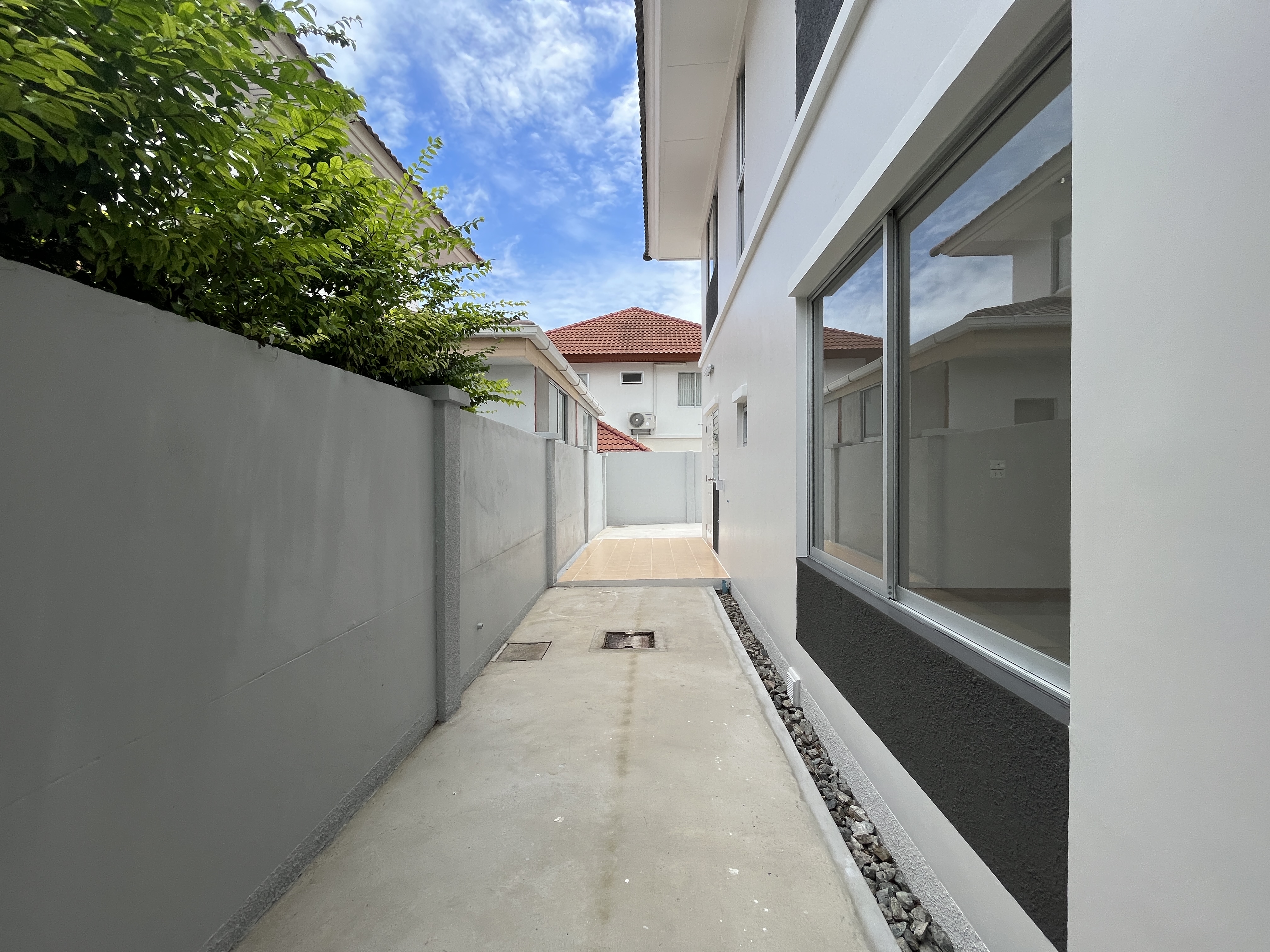 บ้านเดี่ยว 2 ชั้น กลางสวนโรงโป๊ะ ชลบุรี : ปรับปรุงใหม่