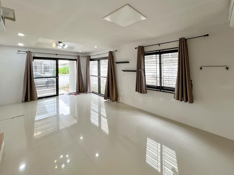 Amity Bangna-Theparak, Samut Prakan