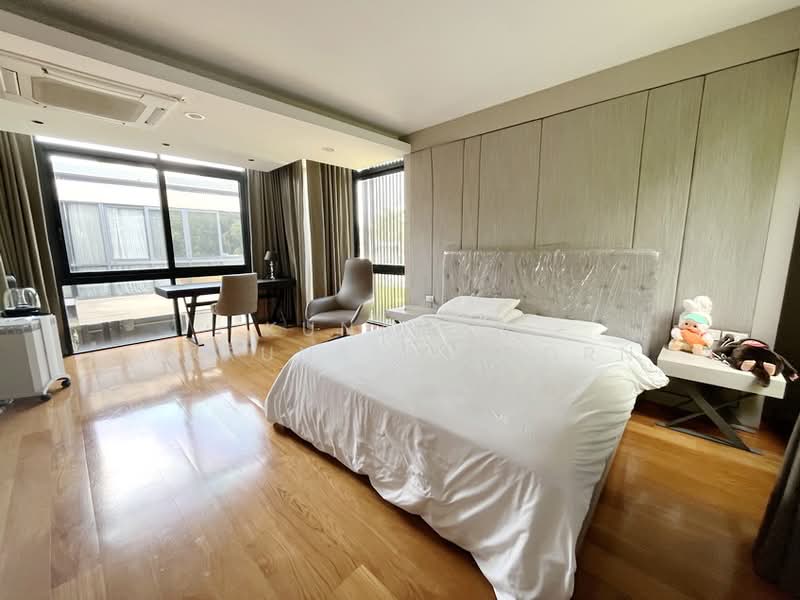 Luxury 2-Storey Detached House with Private Pool | Rama 9 Area near HomePro Rama 9 (081-434-9959), Bangkok