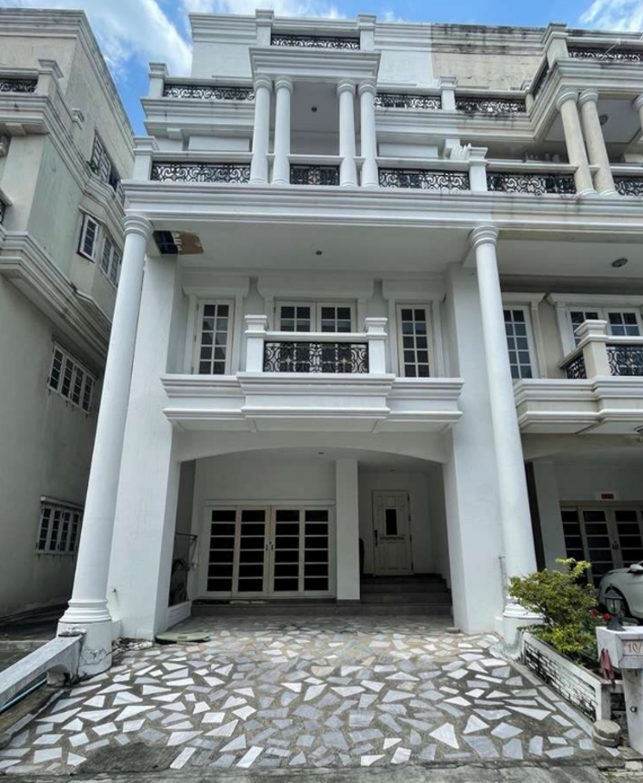 Single-detached house in Phra Khanong, Bangkok.