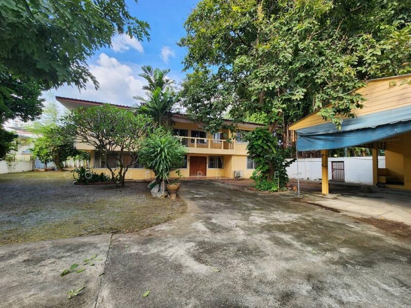 House with land for sale in Samsen Nai Phaya Thai Bangkok, Bangkok