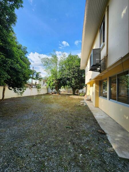 House with land for sale in Samsen Nai Phaya Thai Bangkok, Bangkok