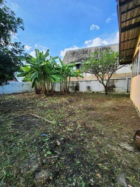 House with land for sale in Samsen Nai Phaya Thai Bangkok, Bangkok