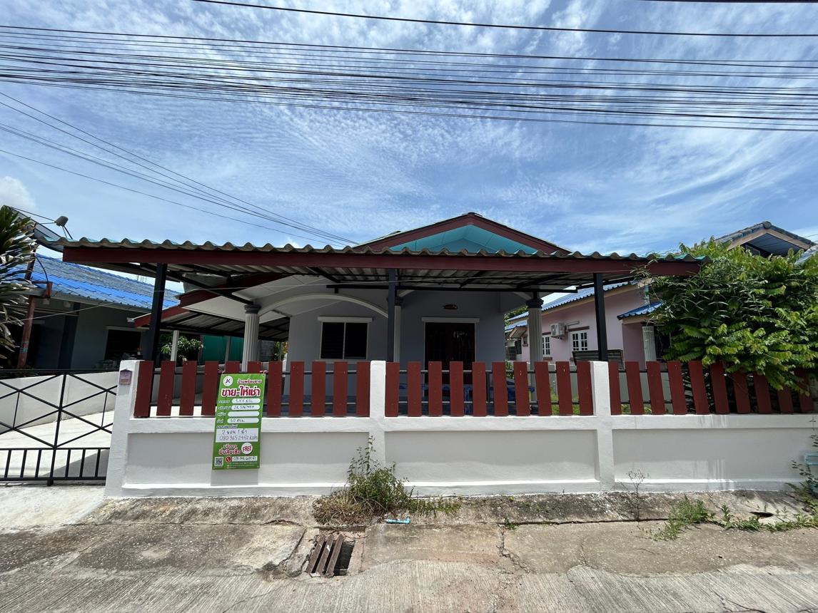 บ้านเดี่ยวแบบวิลล่า 2 ชั้น บ้านเดี่ยวนอกโครงการที่มีบรรยากาศสบายๆ ในอำเภอศรีราชา จังหวัดชลบุรี