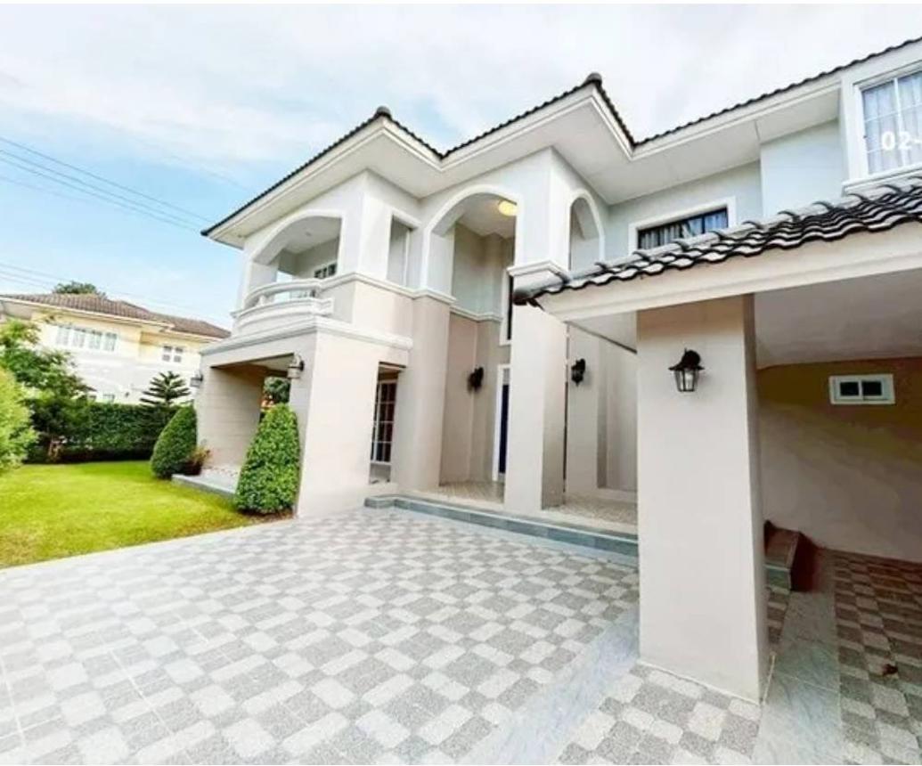 Single House at Maneeintr Lake and Lagoon, Pathum Thani Province, Pathum Thani