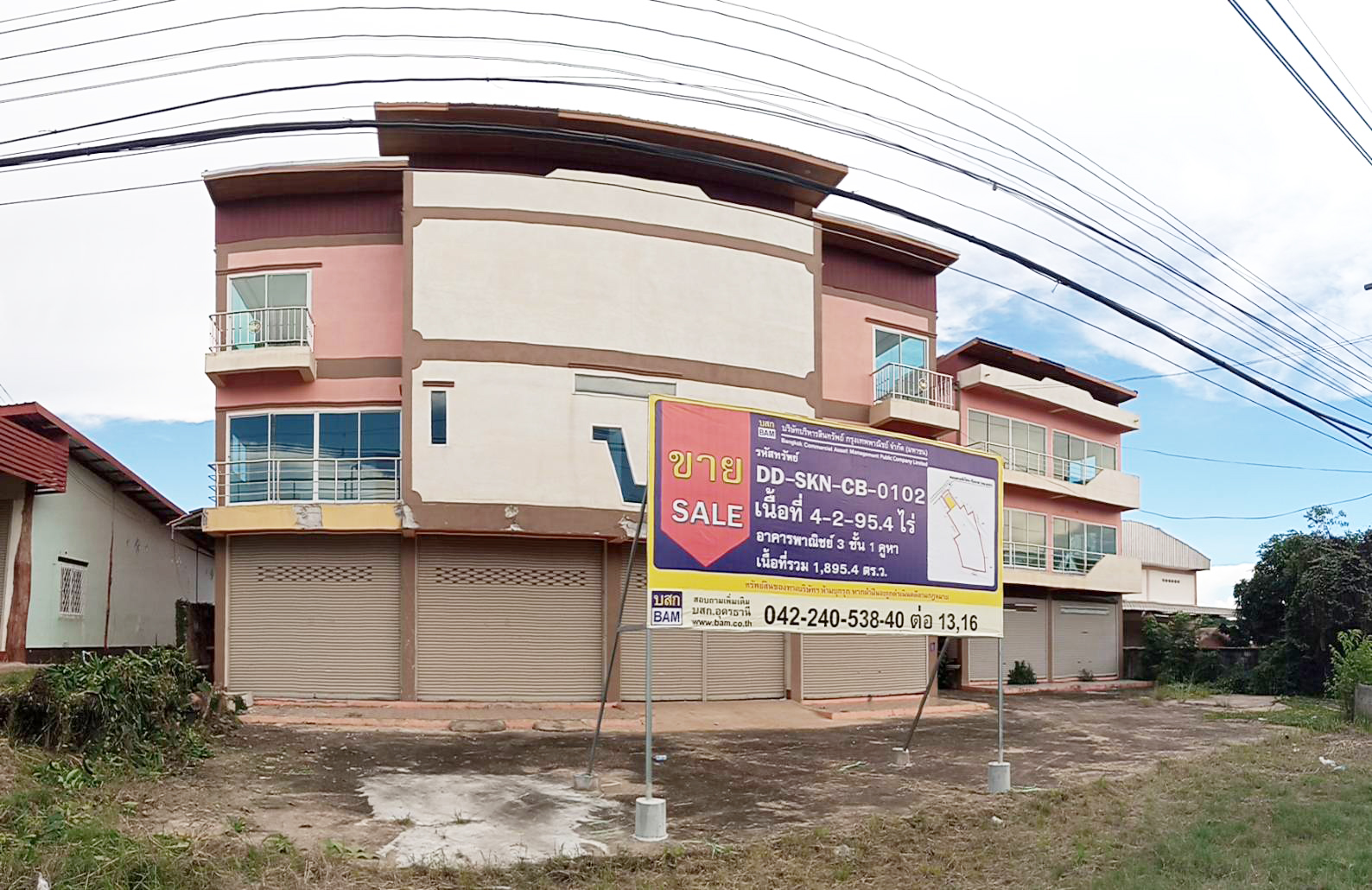 บ้านพักอาศัย 2 ชั้น 2 ห้องนอน 2 ห้องน้ำ 1 ห้องครัว 1 ห้องน้ำ 1 ห้องรับแขก 1 ห้องเก็บของ พื้นที่ใช้สอย 120 ตารางเมตร พื้นที่สวน 24 ตารางเมตร ค่าใช้จ่ายน้ำประปา 5,000 บาทต่อเดือน ค่าไฟฟ้า 5,000 บาทต่อเดือน