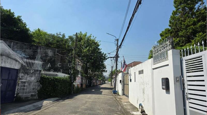 Urgent Sale House and land in Sukhumvit 58 Near On Nut BTS station, Bangkok