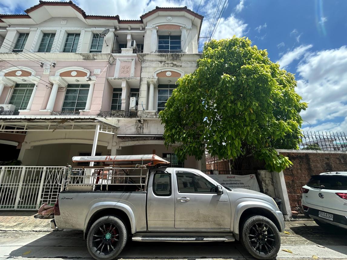 Townhouse in the heart of Bangkok, Rama 9-Ladphrao, Wangthonglang area.