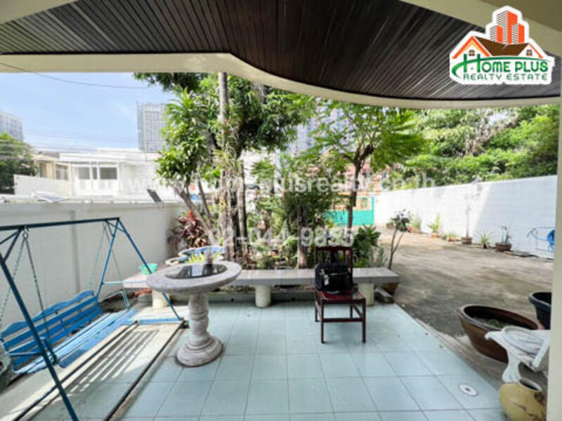 ที่ดินพร้อมบ้านเดี่ยว 3 ชั้นซอยลาดพร้าว1, Bangkok