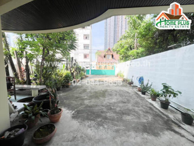 ที่ดินพร้อมบ้านเดี่ยว 3 ชั้นซอยลาดพร้าว1, Bangkok