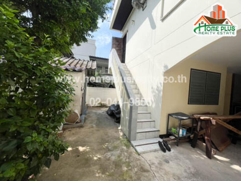 ที่ดินพร้อมบ้านเดี่ยว 3 ชั้นซอยลาดพร้าว1, Bangkok