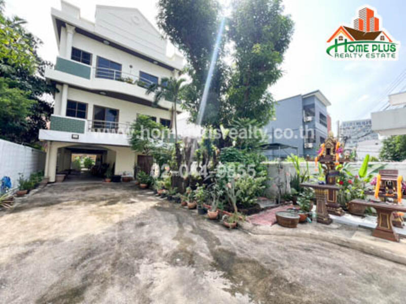 ที่ดินพร้อมบ้านเดี่ยว 3 ชั้นซอยลาดพร้าว1, Bangkok