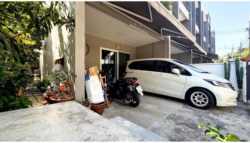 Baan Klang Muang Suanluang, Bangkok