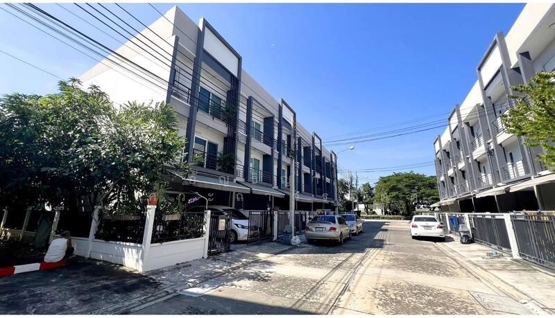 Baan Klang Muang Suanluang, Bangkok