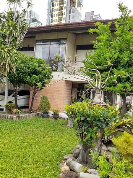 Land with buildings for sale at Sukhumvit 103/2 (Udom Suk), near the Bangkok Mall, Bangkok