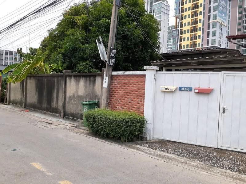 Land with buildings for sale at Sukhumvit 103/2 (Udom Suk), near the Bangkok Mall, Bangkok
